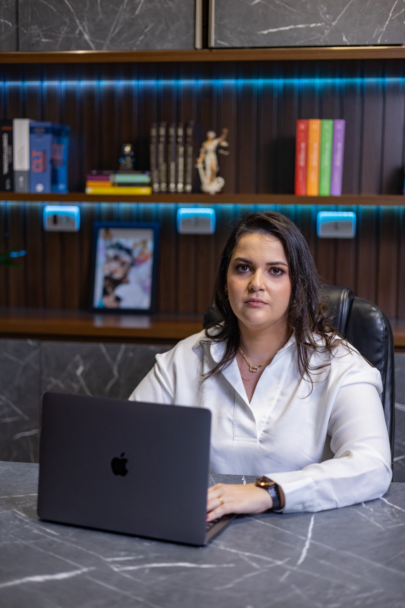 Dra. Thayani Machado em seu escritório em Maringá